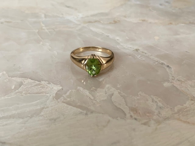 14K Yellow Gold Ladies Pretty Oval Shaped Peridot Ring 3.9 Grams Size 7