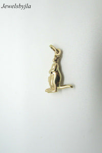 14K Pretty Yellow Gold Puffed 3-D Kangaroo Pendant 1.2 Grams