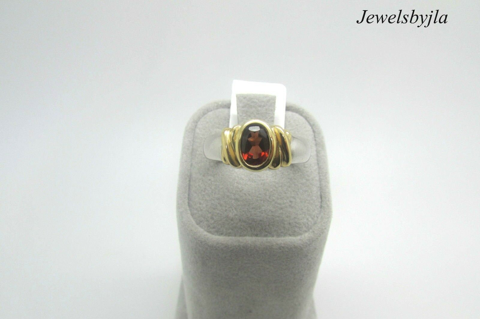 14K Multi Tone Gold Pretty Oval Shape Garnet Ladies Ring 4.7 Grams