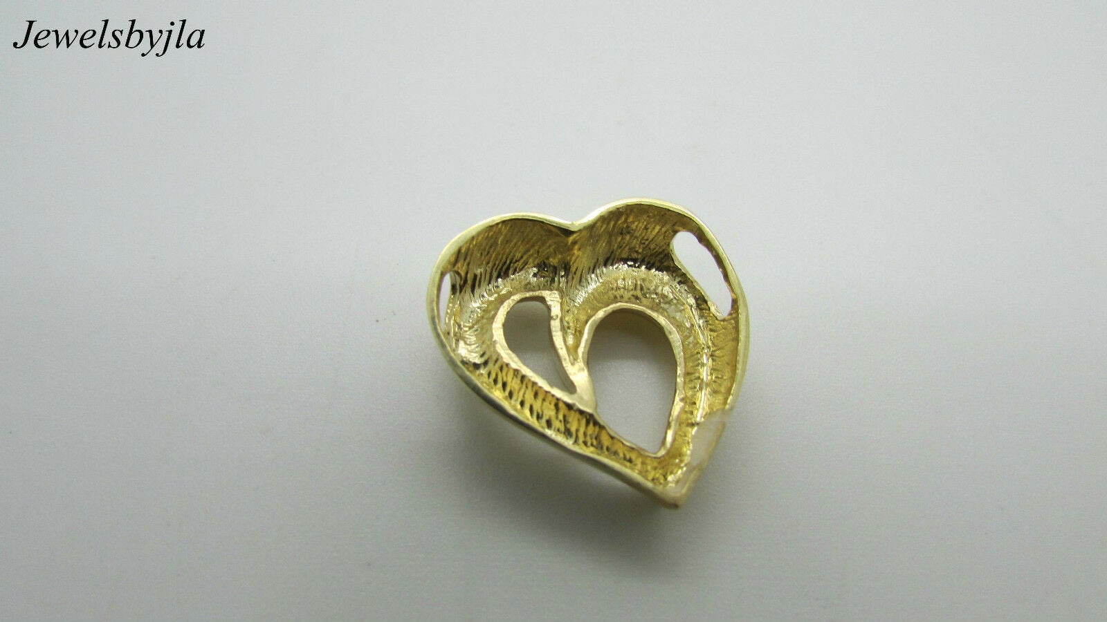 14K Pretty Yellow Gold Matte And Shiny Detailed Thick Heart Pendant 4.5 Grams
