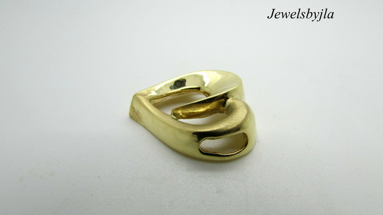 14K Pretty Yellow Gold Matte And Shiny Detailed Thick Heart Pendant 4.5 Grams