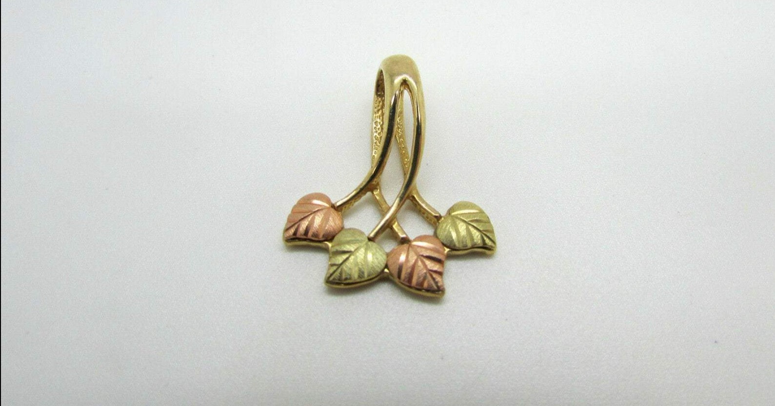 14K Pretty Multi-Tone Pretty Pendant With Four Attached Leaf Hearts 2.5 Grams