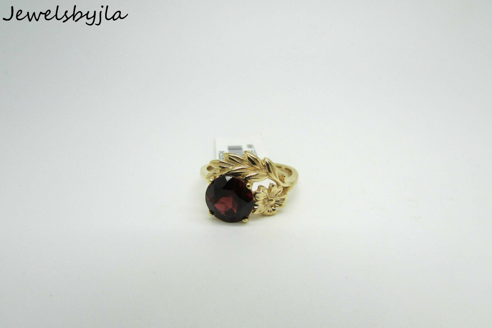 14K Yellow Gold Ladies Pretty Round Shaped Garnet Ring With Leaf Design