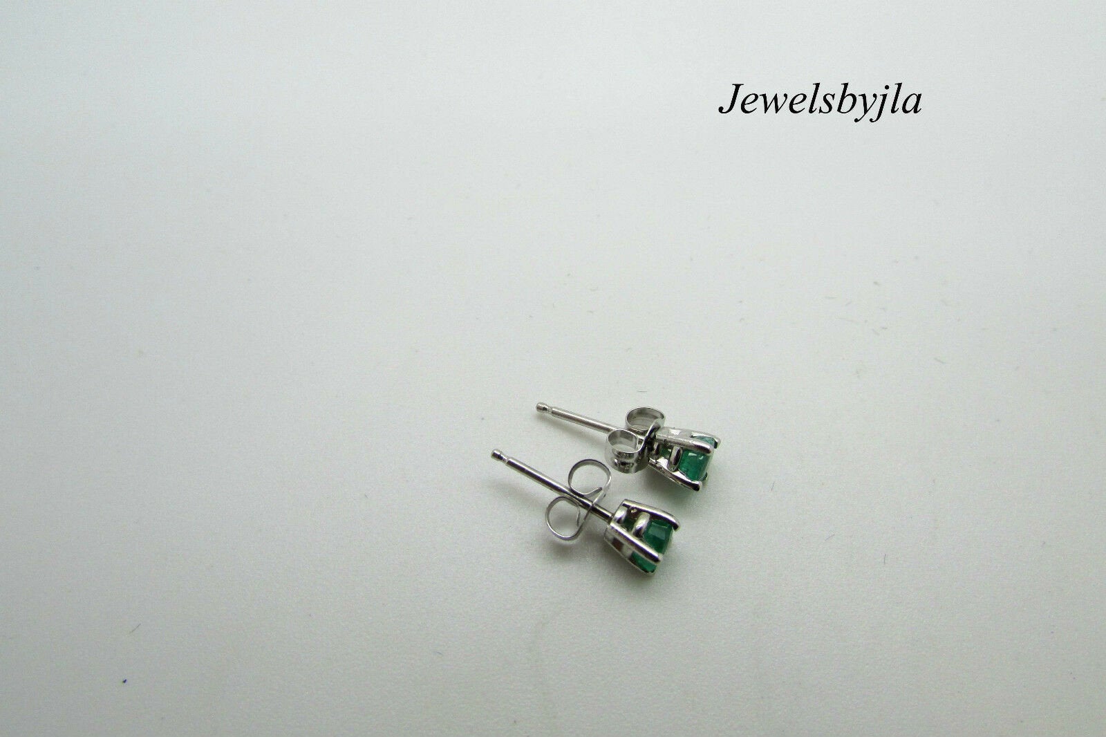 14K Pretty White Gold Round Emerald Stud Earrings .50 Points