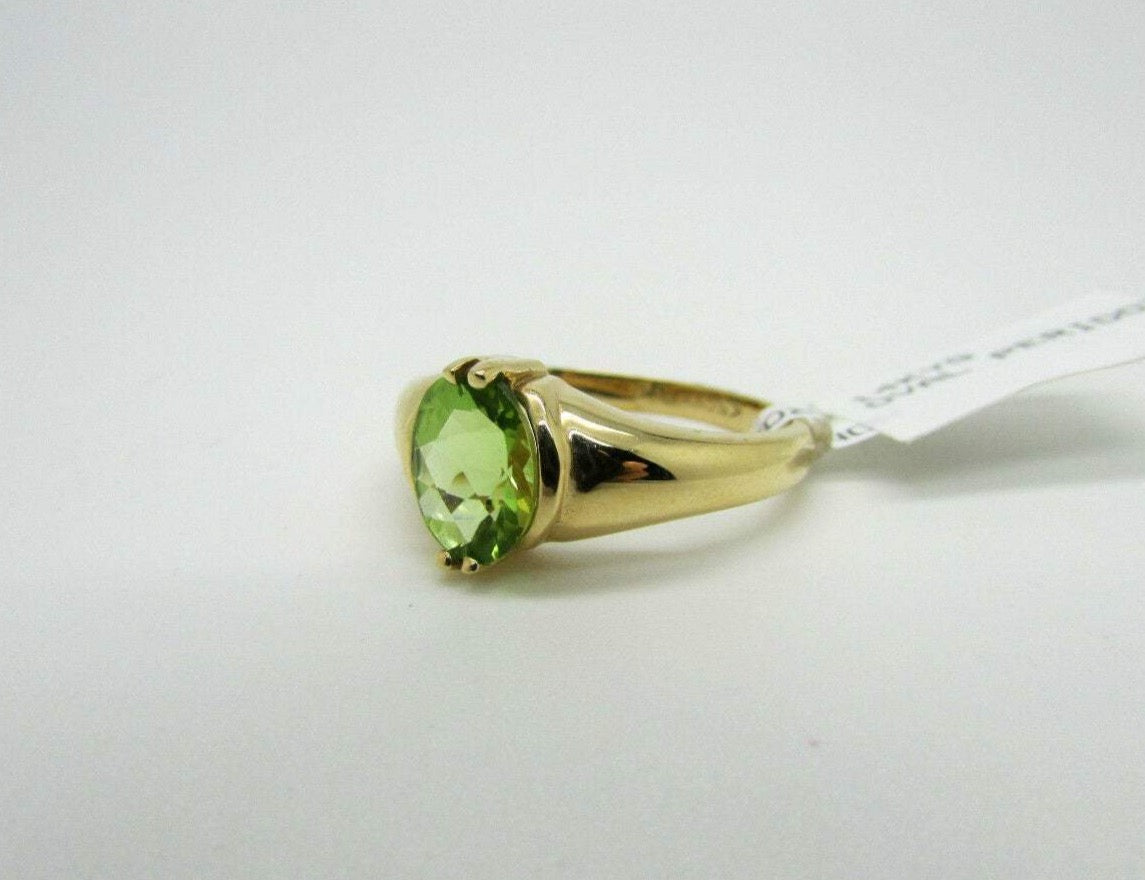 14K Yellow Gold Ladies Pretty Oval Shaped Peridot Ring 3.9 Grams Size 7
