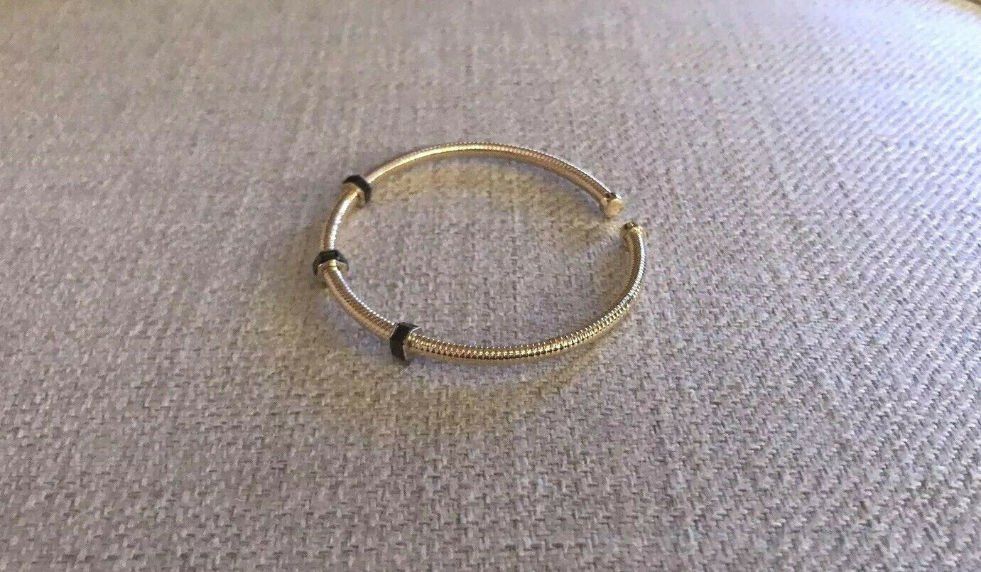 14K Pretty Yellow Gold Small Hammered Cuff Bracelet With Onyx Bolts 5.7 Grams