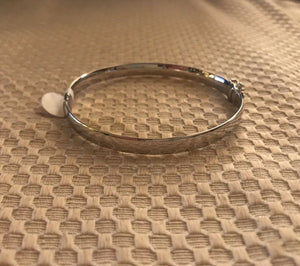 14K White Gold Ladies Thick Pretty Bangle Bracelet 8 Grams