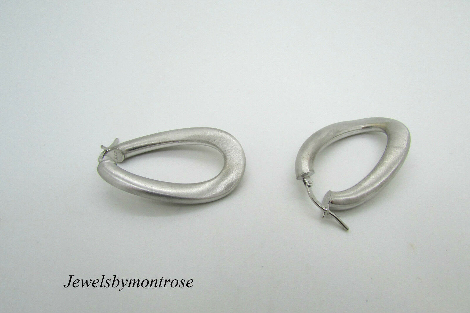 14K White Gold Pretty Oval Drop Earrings With Matte Finish 3.5 Grams