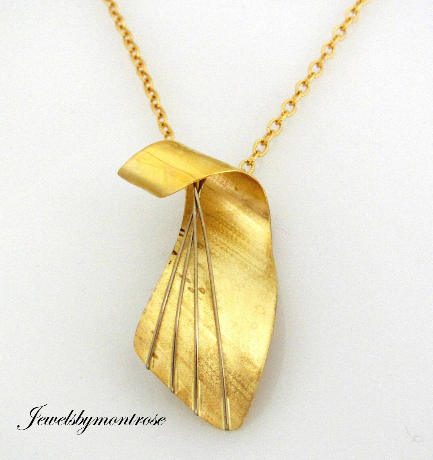 14K Yellow Gold Pretty Oval Fluted Links Chain Pendant With 18&#39; Inch Chain