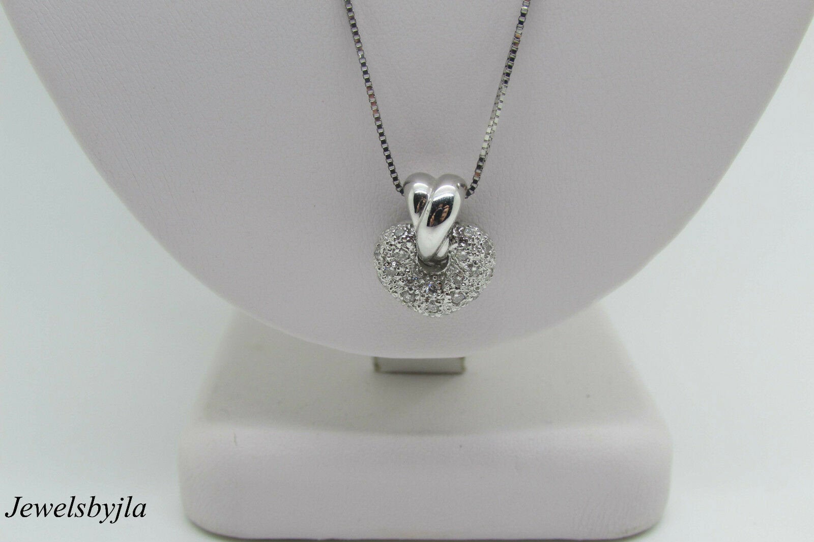 18K Pretty White Gold Ladies Shiny Heart Thick Pendant and Round Diamonds 0.25 Cts