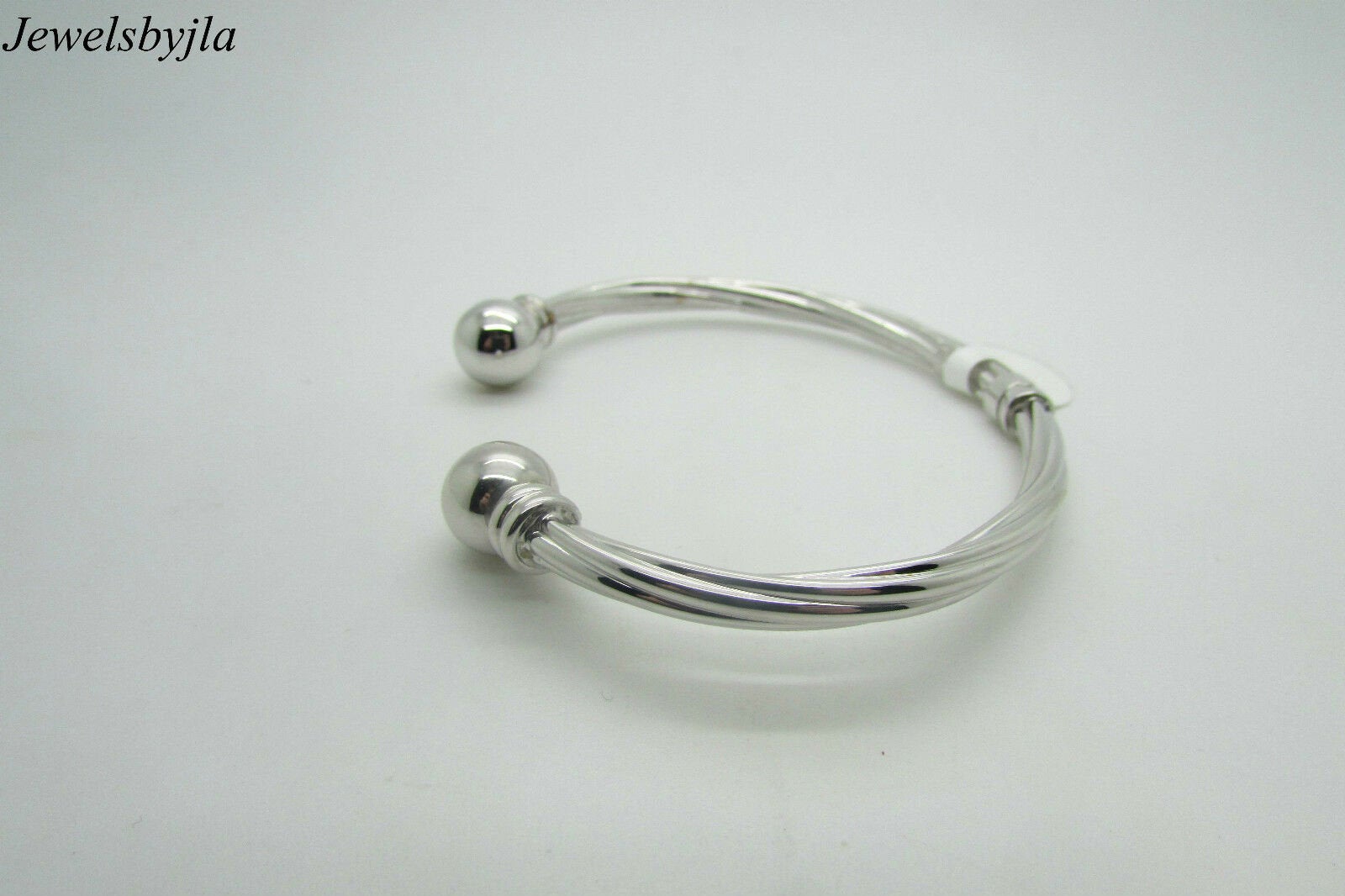 14K Pretty White Gold Polished Twisted Open Cuff Bracelet With 2 Balls 7 Grams