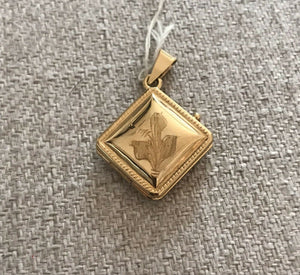 14K Yellow Gold Pretty Square Locket Pendant/Charm With Flower Design Italy