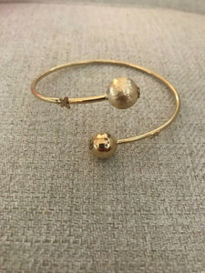 14K Pretty Yellow Gold Polished and Matte Bracelet W/ 2 balls and Butterflies 5.4 Gr