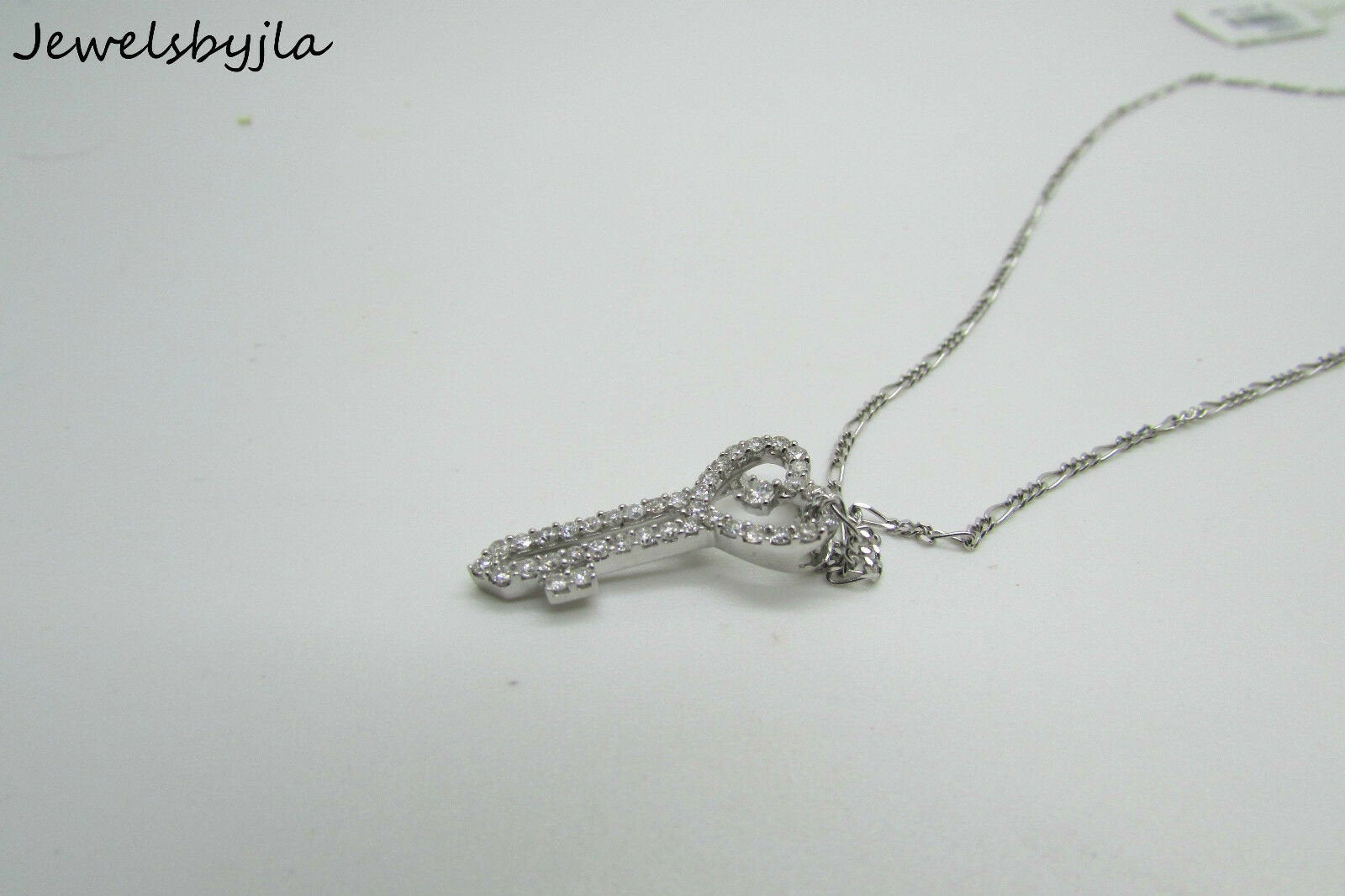 14K White Gold Pretty Diamond Heart Key Lock Pendant/Charm With Chain 3.2 Grams