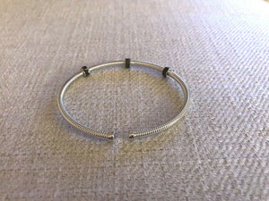 14K Pretty White Gold Small Hammered Cuff Bracelet With Onyx Bolts 5.7 Grams