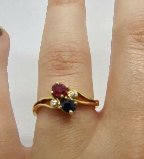 14K Yellow Gold Ladies Pretty Ring With Sapphire Diamond Ruby Stones 2.5 Grams