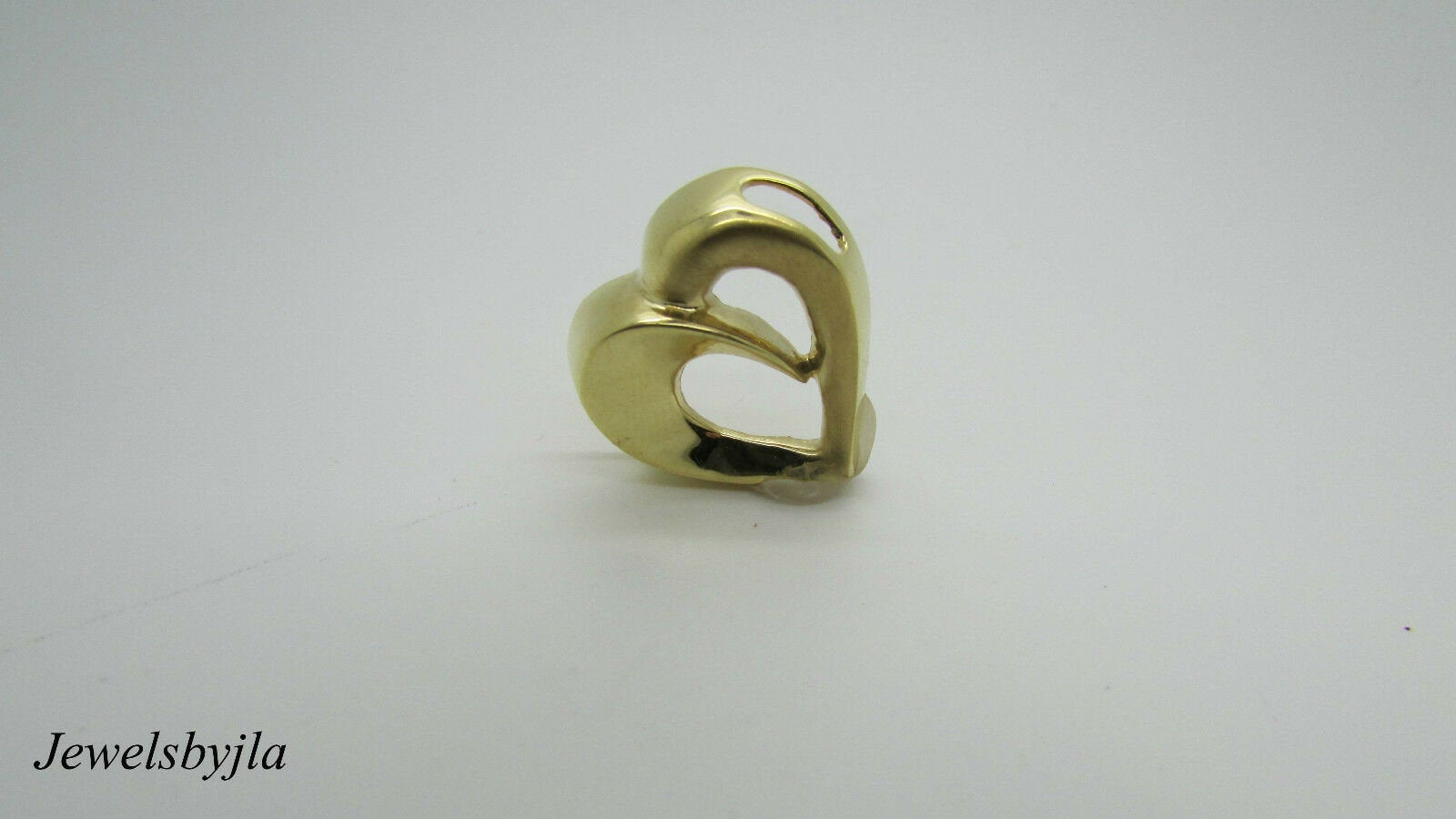 14K Pretty Yellow Gold Matte And Shiny Detailed Thick Heart Pendant 4.5 Grams