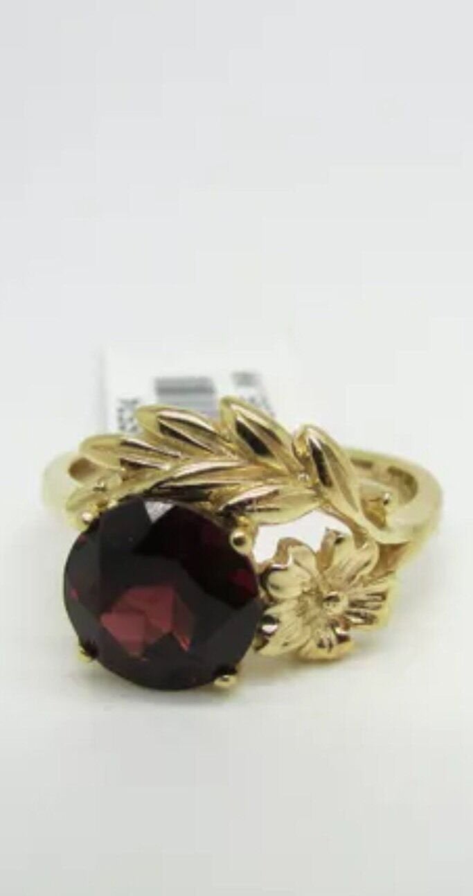 14K Yellow Gold Ladies Pretty Round Shaped Garnet Ring With Leaf Design