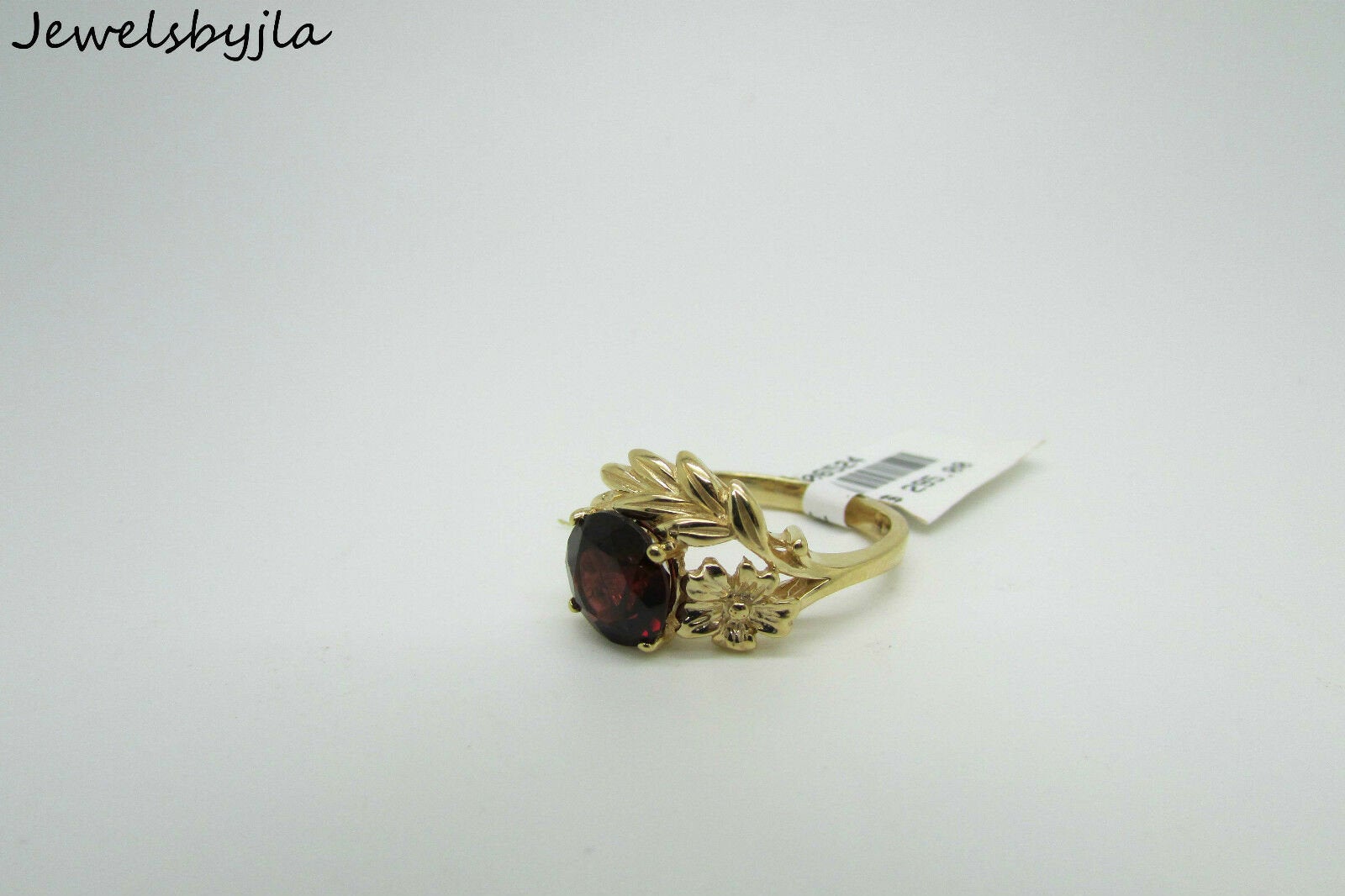 14K Yellow Gold Ladies Pretty Round Shaped Garnet Ring With Leaf Design
