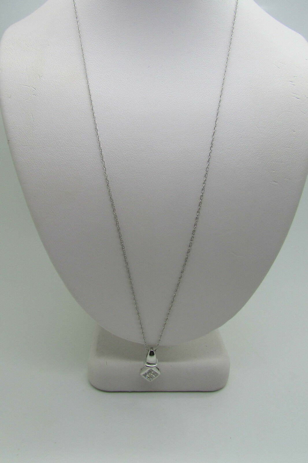 14K Pretty White Gold Square Pendant With 9 Princess Cut Diamonds 0.26 Cts