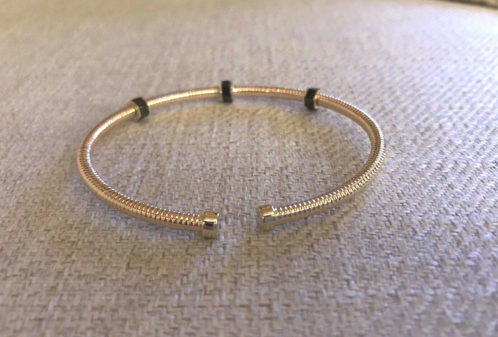 14K Pretty Yellow Gold Small Hammered Cuff Bracelet With Onyx Bolts 5.7 Grams