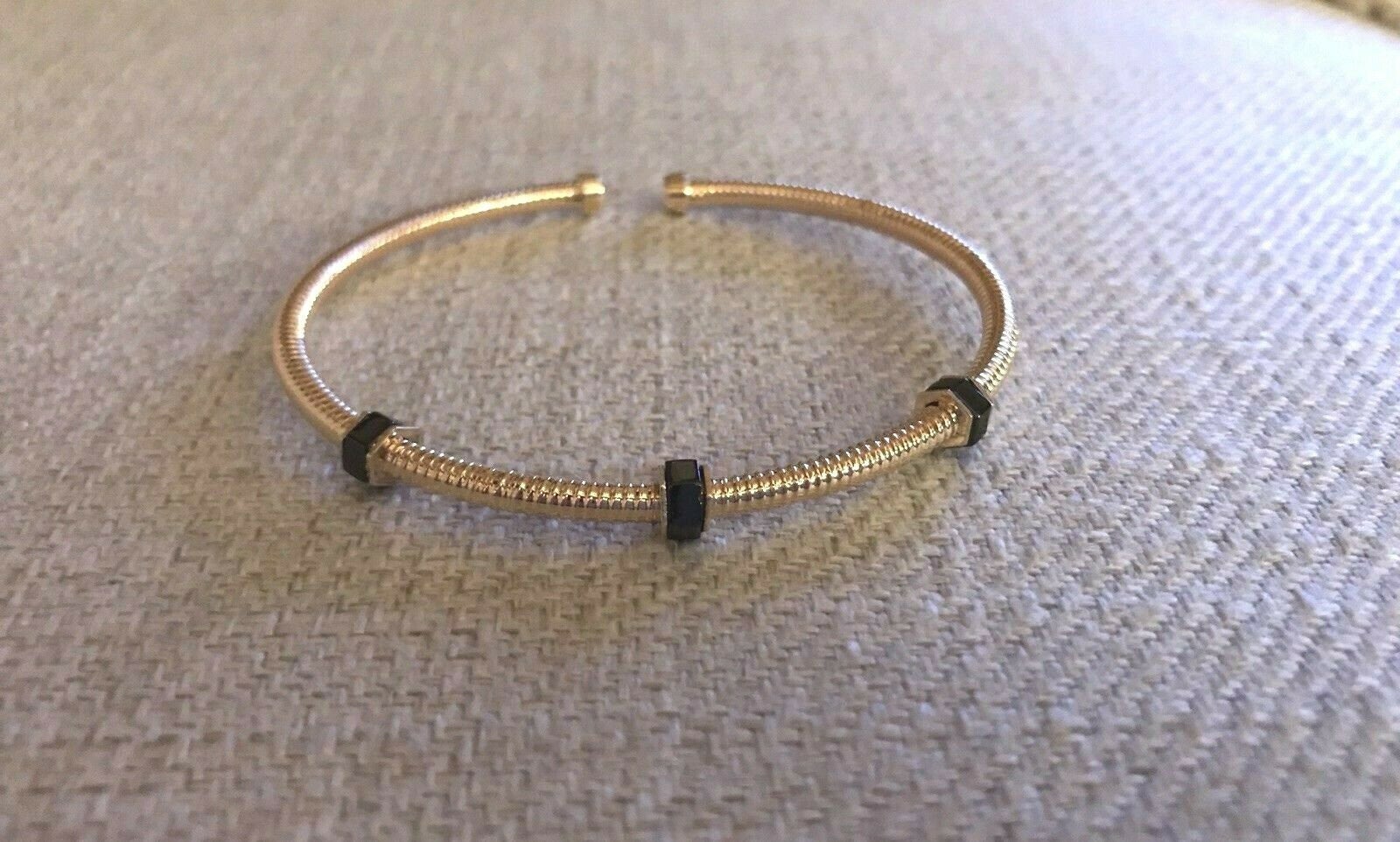 14K Pretty Yellow Gold Small Hammered Cuff Bracelet With Onyx Bolts 5.7 Grams