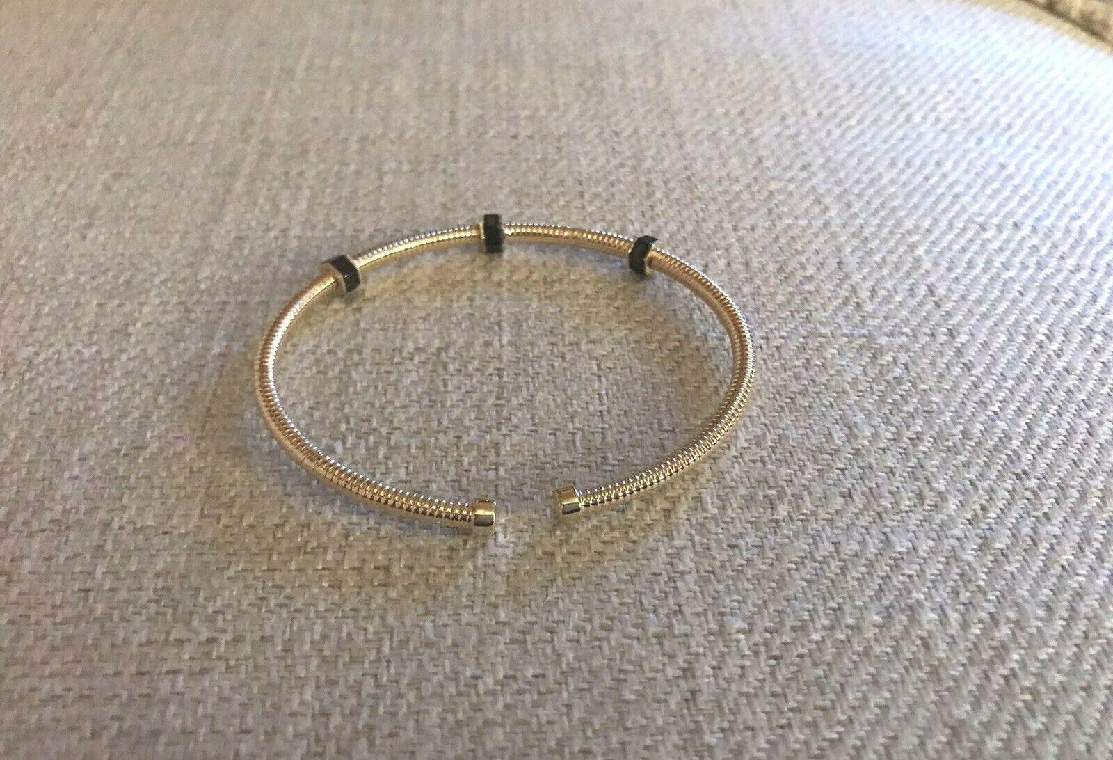 14K Pretty Yellow Gold Small Hammered Cuff Bracelet With Onyx Bolts 5.7 Grams
