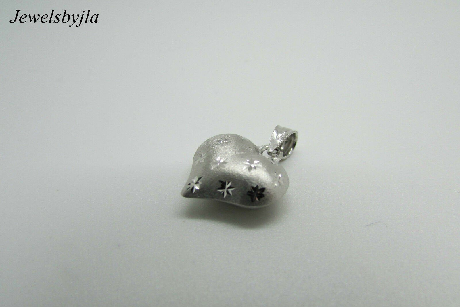 14K White Gold Pretty Puffed Heart Pendant/Charm With Stars 0.45 Grams