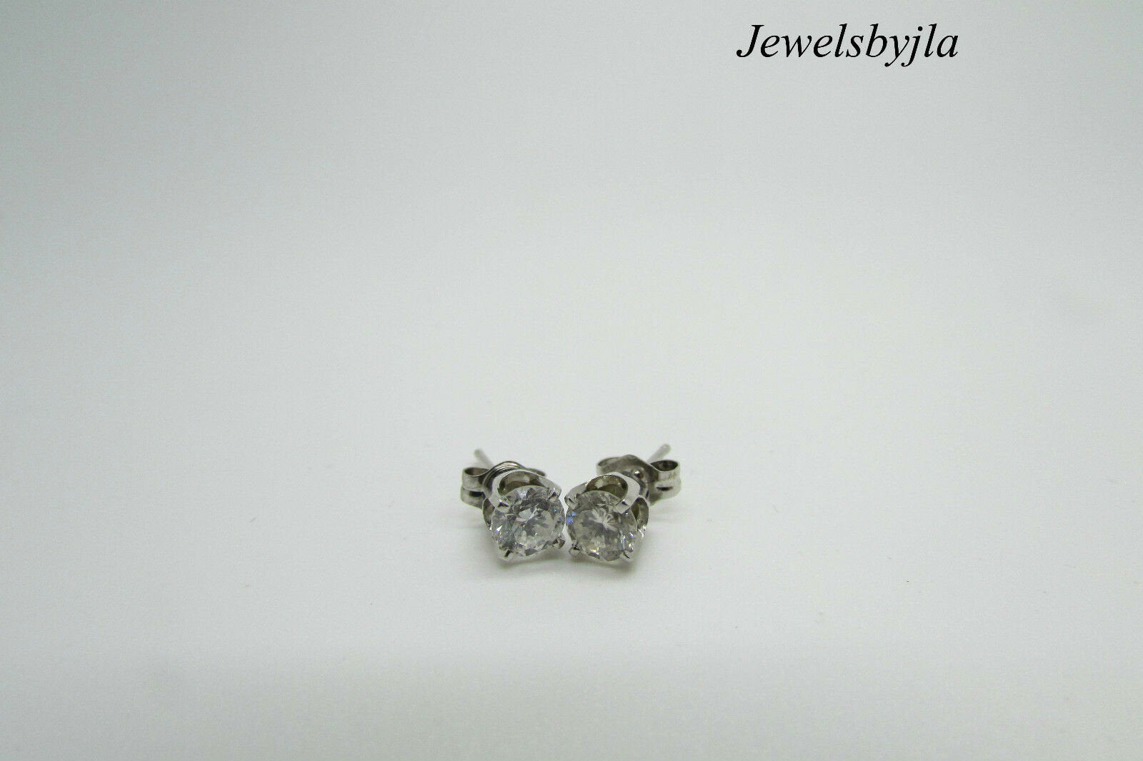 14K Pretty White Gold Clean Round Diamond Stud Earrings .80 Cts G Si1