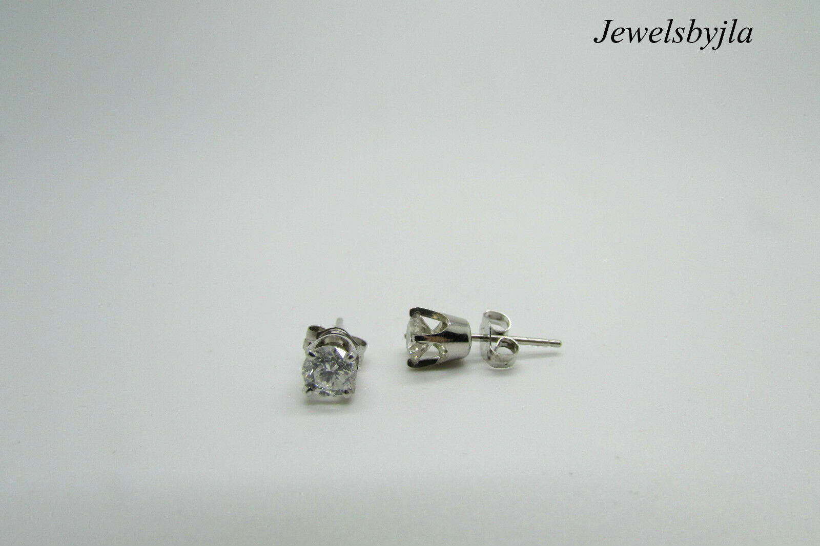 14K Pretty White Gold Clean Round Diamond Stud Earrings .80 Cts G Si1