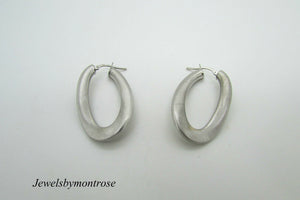 14K White Gold Pretty Oval Drop Earrings With Matte Finish 3.5 Grams