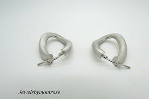 14K White Gold Pretty Oval Drop Earrings With Matte Finish 3.5 Grams