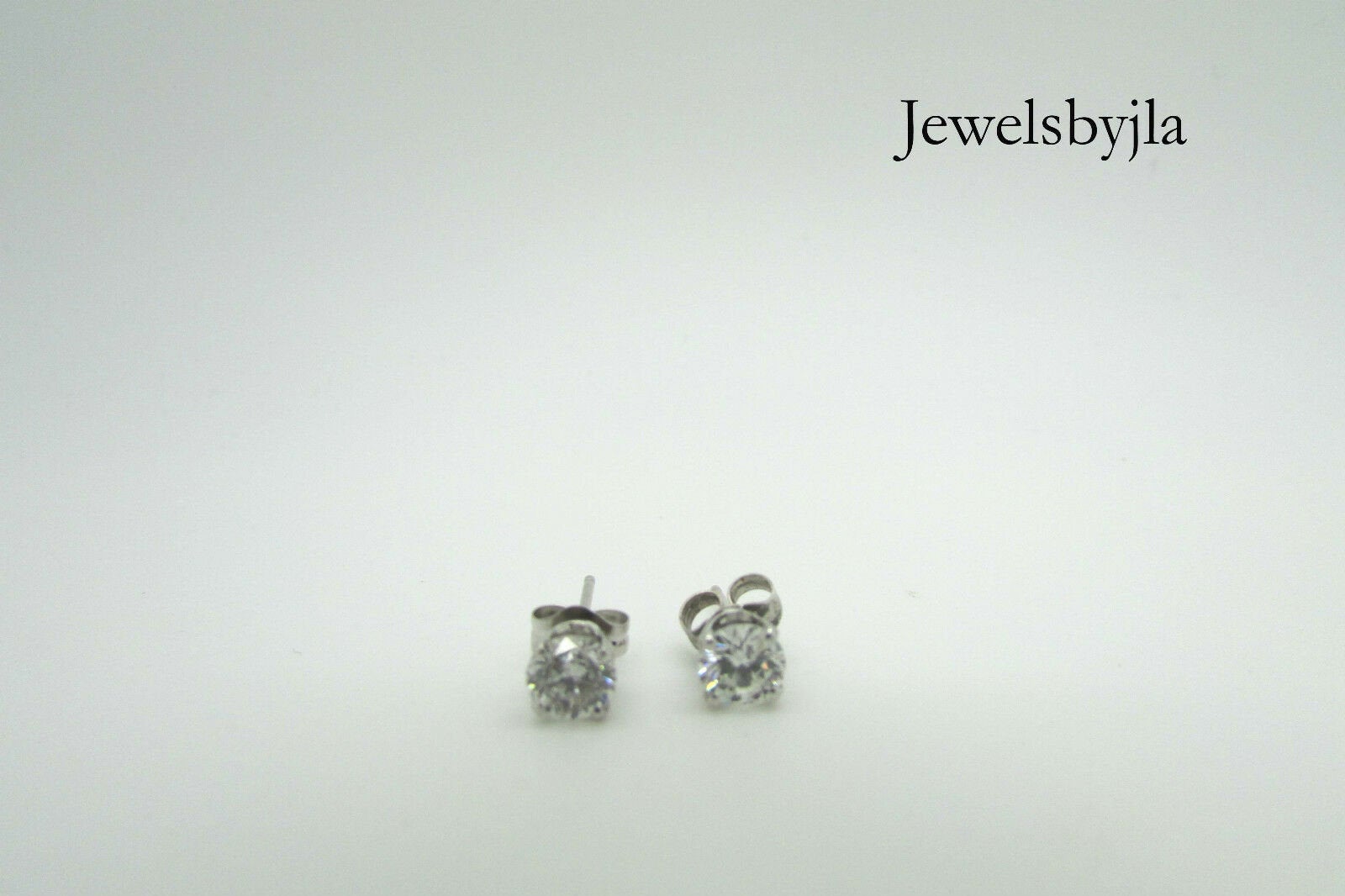 14K Pretty White Gold Clean Round Diamond Stud Earrings .85 Points G Si2