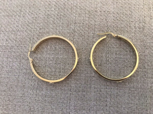 14K Pretty Ladies Two Tone Polished Hoop Earrings With Indented Circles 5.3 Gr