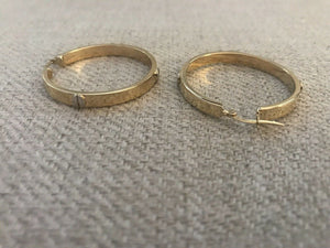 14K Pretty Ladies Two Tone Polished Hoop Earrings With Indented Circles 5.3 Gr