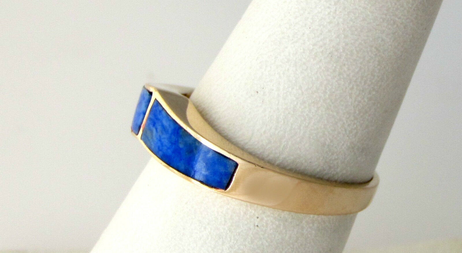 14K Pretty Yellow Gold Inlaid Blue Lapis Ring 3.1 Grams
