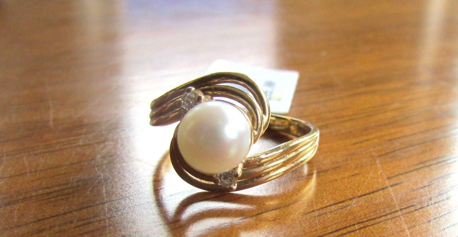 14K Pretty Yellow Gold Twisted Ring Round Pearl And Diamonds .05 Cts 2.8 Grams