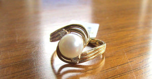 14K Pretty Yellow Gold Twisted Ring Round Pearl And Diamonds .05 Cts 2.8 Grams