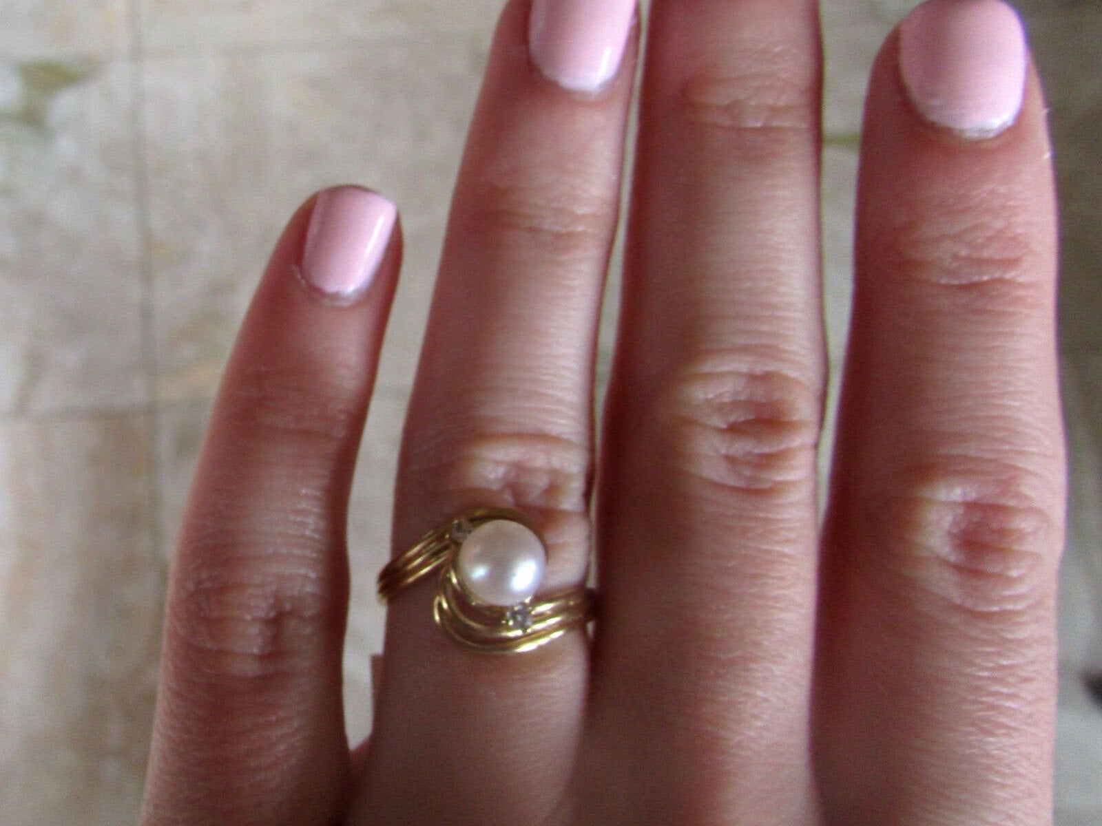 14K Pretty Yellow Gold Twisted Ring Round Pearl And Diamonds .05 Cts 2.8 Grams