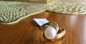 14K Pretty Yellow Gold Twisted Ring Round Pearl And Diamonds .05 Cts 2.8 Grams