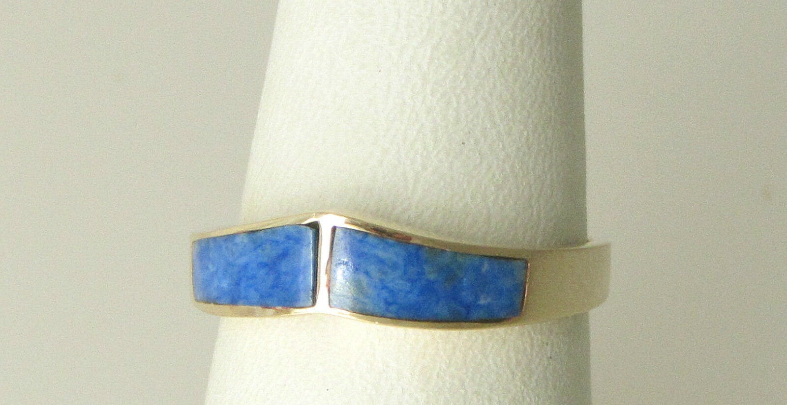14K Pretty Yellow Gold Inlaid Blue Lapis Ring 3.1 Grams