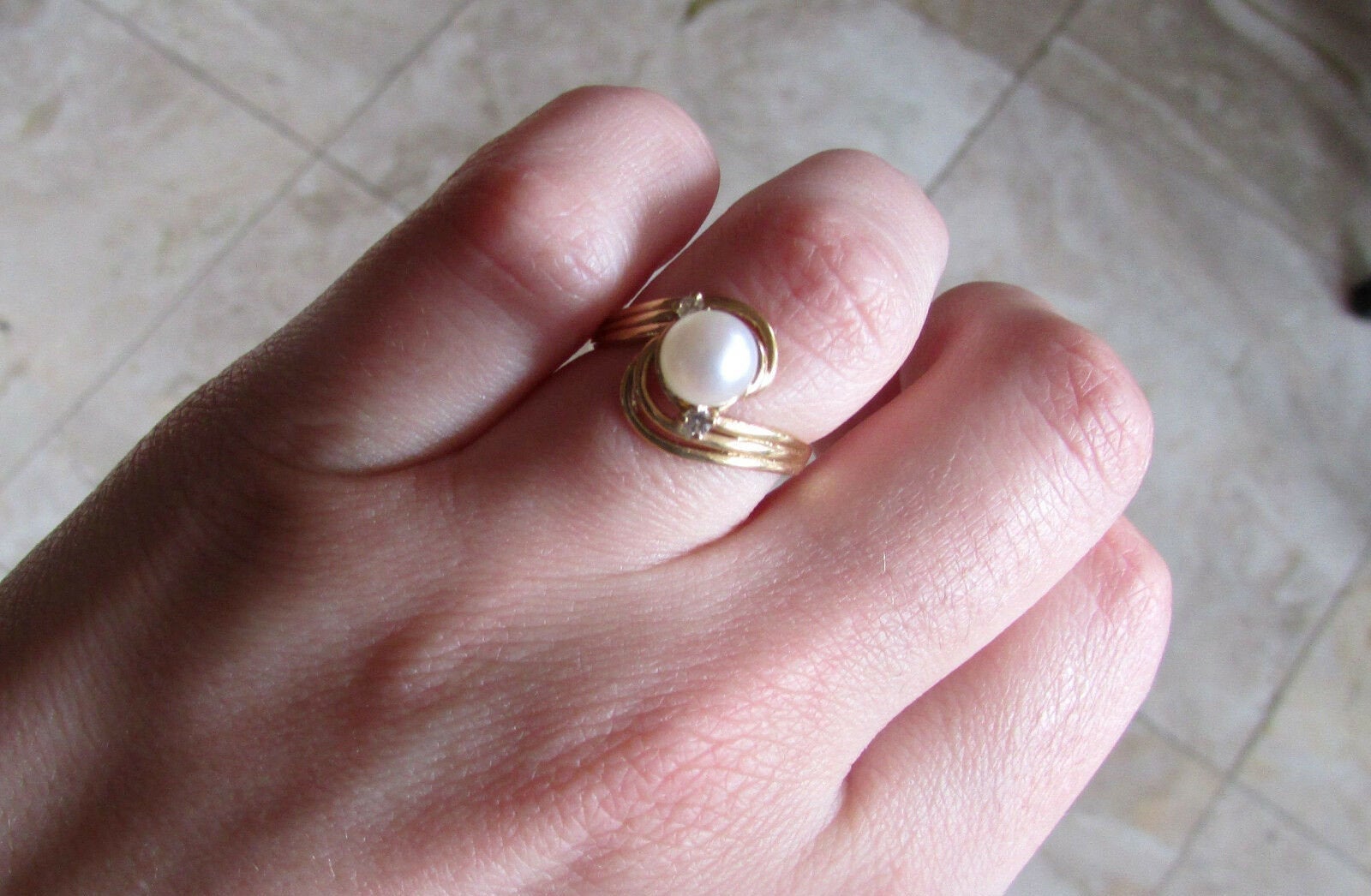 14K Pretty Yellow Gold Twisted Ring Round Pearl And Diamonds .05 Cts 2.8 Grams