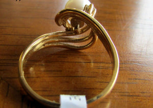 14K Pretty Yellow Gold Twisted Ring Round Pearl And Diamonds .05 Cts 2.8 Grams