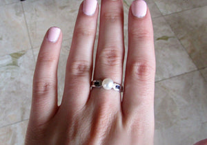 14K Pretty White Gold Ring With Pearl And Iolite Gemstones 2.4 Grams